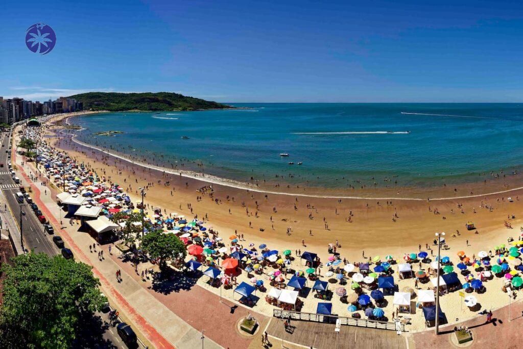 Imagem mostra a Praia do Morro em Guarapari.